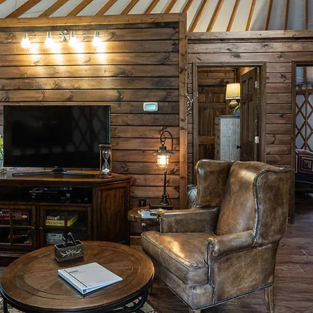 Otter Creek Luxury Yurt - Creekside Glamping With Private Hot Tub Villa